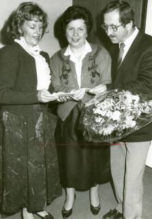 ARH Slg. Bartling 2529, Überreichung eines Blumenstraußes an Rosemarie Grehl aus Schneeren durch Monika Zettlitz (l.) und Günter Piszczan von der Dresdner Bank, Neustadt a. Rbge., 1974