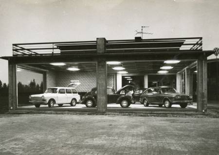 ARH Slg. Bartling 2551, VW-Autohaus Reichardt, Hannoversche Straße 3, Außenansicht des Ausstellungsraumes mit Neuwagen, Neustadt a. Rbge., 1972