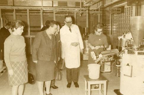 ARH Slg. Bartling 2563, Besuch von drei Damen und einem Herrn in der Produktion der Firma Kali-Chemie Pharma, in der Mitte im weißen Kittel Direktor Dr. Hermann Pfanz, Neustadt a. Rbge., 1969