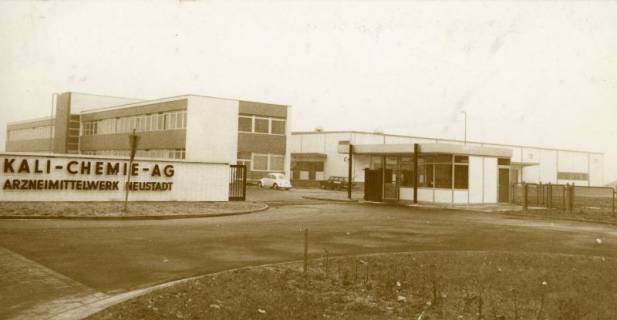 ARH Slg. Bartling 2569, Firma Kali-Chemie-AG, Arzneimittelwerk Neustadt, Außenansicht der Gebäude östlich der Suttorfer Straße, Neustadt a. Rbge., 1969
