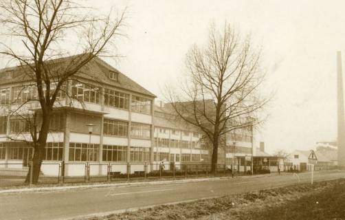ARH Slg. Bartling 2570, Firma Kali-Chemie-AG, Arzneimittelwerk Neustadt, Außenansicht der Gebäude westlich der Suttorfer Straße, Neustadt a. Rbge., um 1970