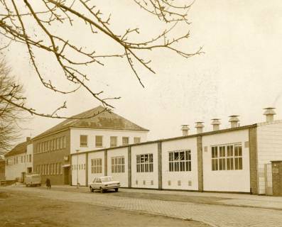 ARH Slg. Bartling 2572, Firma Freimuth und Söhne, KG., Strumpffabrik, Fassade, Ansicht von der gegenüberliegenden Straßenseite in östliche Richtung, Landwehr 9, Neustadt a. Rbge., 1975