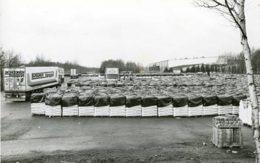 ARH Slg. Bartling 2573, ASB-Torfwerk Neustadt Helmut Aurenz GmbH, Moorstraße 2, auf dem Vorplatz der Halle zum Abtransport fertig gepackte Paletten mit abgefüllten Torfsäcken, Neustadt a. Rbge., um 1975