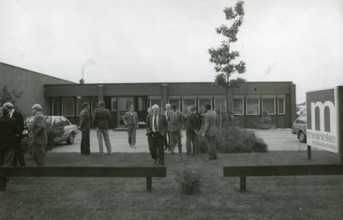 ARH Slg. Bartling 2588, Firma Wilhelm Meineke, Malereibetrieb, Mecklenhorster Straße 21, Bürogebäude, auf dem Platz vor der Fassade zahlreiche Männer, rechts das Firmenschild, Neustadt a. Rbge., um 1975