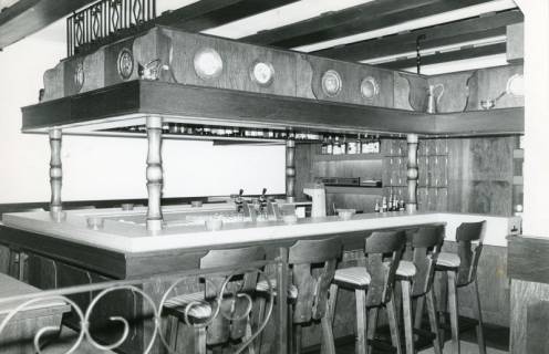 ARH Slg. Bartling 2593, Calenberger Stuben (ehem. Hotel "Stadt Hannover"), Grillspezialitäten-Restaurant, Nienburger Straße 6, leere Bar, Gesamtansicht, Neustadt a. Rbge., 1975