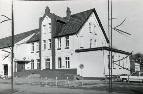 ARH Slg. Bartling 2594, Calenberger Stuben (ehem. Hotel "Stadt Hannover"), Grillspezialitäten-Restaurant, Nienburger Straße 6, Außenansicht von Südwesten von der gegenüberliegenden Straßenseite, Neustadt a. Rbge., 1975