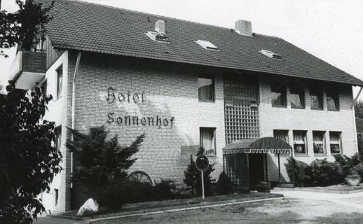 ARH Slg. Bartling 2598, Hotel "Sonnenhof" GmbH - Hotel "Zum Stern", Inhaber: Kurt und Leni Klockemann, Hannoversche Straße 3, Eingangsfront des neuen Gebäudes von Südwesten, Neustadt a. Rbge., 1973