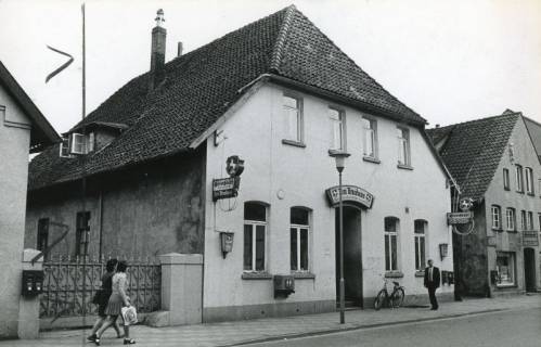 ARH Slg. Bartling 2601, Gastwirtschaft "Zum Brauhaus", Leinstraße 16 (früher: Arnold Greve), Straßenfront mit Giebel und Walmdach, Blick von Westen, Neustadt a. Rbge., um 1975