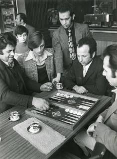 ARH Slg. Bartling 2605, Gastwirtschaft ??? an der Nienburger Straße, zahlreiche Männer im Schankraum am Tisch beim Back-Gammon-Spiel, Neustadt a. Rbge., 1972