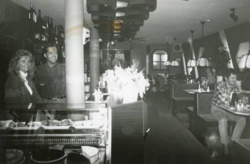 ARH Slg. Bartling 2610, Gaststätte ???, Blick in den Gastraum, links hinter einer Kuchenvitrine das Inhaberpaar (?), Neustadt a. Rbge., um 1975