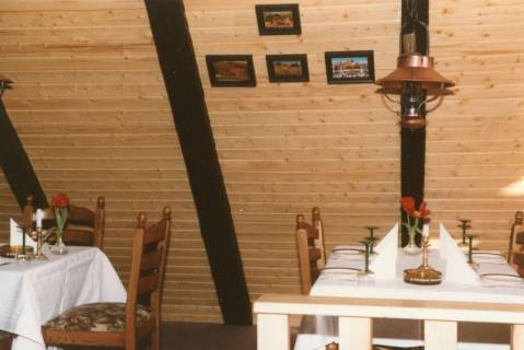 ARH Slg. Bartling 2615, Gaststätte "Tandem", Ahnsförth 1, Gastraum, Blick von der Mitte nach rechts auf die Tische unter den Sparren, Neustadt a. Rbge., 1982