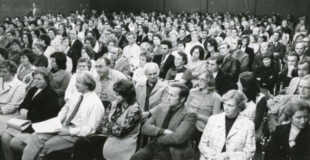 ARH Slg. Bartling 2623, Vollbesetzter Bürgersaal des FZZ, Blick von der Bühne auf die Teilnehmer, Neustadt a. Rbge., 1973