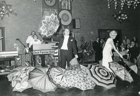 ARH Slg. Bartling 2624, Vorstellung eines Zauberers (mit Assistentin und "Dick Farmer Band") auf der Bühne des Bürgersaals des FZZ, Herbeizauberung von bunten Regenschirmen, Neustadt a. Rbge., um 1973