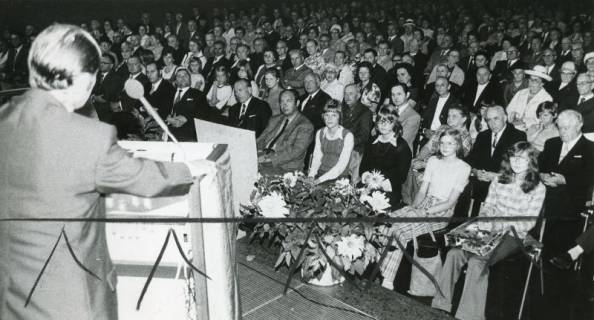 ARH Slg. Bartling 2626, Vortrag im Bürgersaal des FZZ, Blick über die Schulter des Redners (l.) in den vollbesetzten Saal, Neustadt a. Rbge., 1973