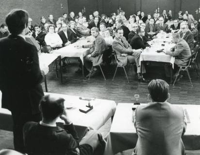 ARH Slg. Bartling 2629, Versammlung im Bürgersaal des FZZ, Blick von der Bühne über den Vorstandstisch auf die an langen, weiß gedeckten Tischen sitzenden Teilnehmer, Neustadt a. Rbge., 1972