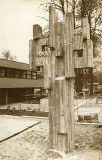 ARH Slg. Bartling 2630, Plastik (Kunst am Bau), aufgestellt vor dem neuen Freizeitzentrum (FZZ), Neustadt a. Rbge., 1972