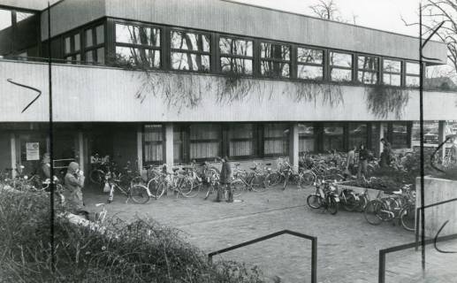 ARH Slg. Bartling 2637, Ansicht des Eingangsbereichs des FZZ, vollgestellt mit zahlreichen Fahrrädern, Neustadt a. Rbge., 1975