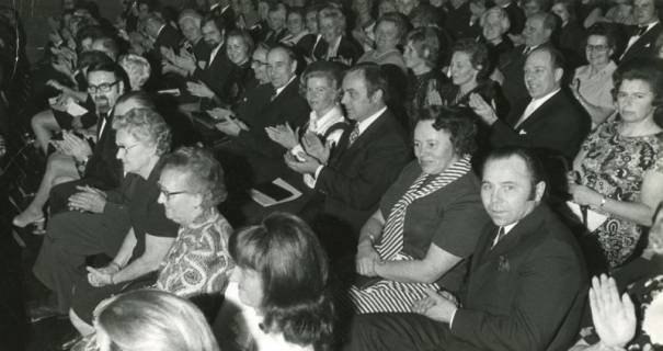 ARH Slg. Bartling 2642, Konzert der Opern- und Operettensängerin Anneliese Rothenberger im Festsaal des FZZ, Blick auf die Zuhörer, Neustadt a. Rbge., um 1975