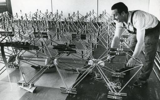 ARH Slg. Bartling 2644, Horst Dettmann vor der Installation der festlichen Deckenbeleuchtung im Bürgersaal des FZZ, Neustadt a. Rbge., 1972