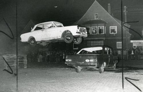ARH Slg. Bartling 2645, Show der "Hell-Drivers" auf dem Schützenplatz an der Suttorfer Straße, Sprung eines Autos über ein Auto, Neustadt a. Rbge., 1973