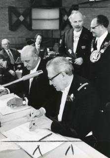 ARH Slg. Bartling 2660, Feierliche Unterzeichnung eines Vertrages zwischen der Stadt und der Schützengesellschaft im Bürgersaal des FZZ, Neustadt a. Rbge., 1974