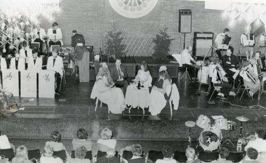 ARH Slg. Bartling 2665, Vorweihnachtliches Konzert im Bürgersaal des FZZ, auf der Bühne links eine professionelle Combo, rechts ein Akkordeon-Orchester, in der Mitte ein runder Tisch mit sechs Diskuttanten, Neustadt a. Rbge., um 1975