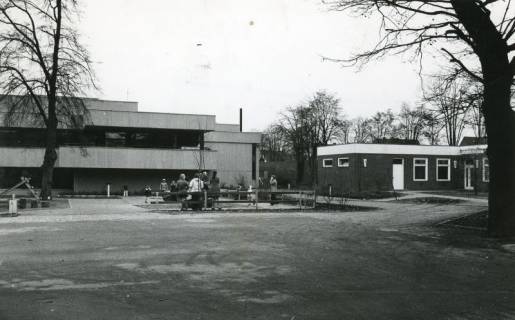 ARH Slg. Bartling 2666, Ansicht des FZZ-baus über den Spielplatz von Süden, rechts der Bungalow des Schützenhauses, Neustadt a. Rbge., 1972