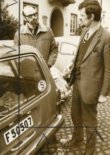 ARH Slg. Bartling 2670, Der Leiter des FZZ Rehländer (r.) und sein Vertreter Hannes Maas auf dem PKW-Parkplatz vor dem Rathaus, Neustadt a. Rbge., 1973