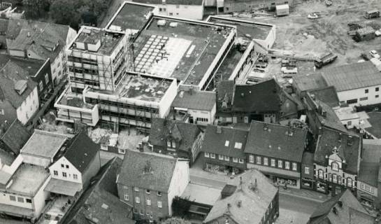 ARH Slg. Bartling 2674, Luftbild des vor der Fertigstellung stehenden Neubaus der Kreissparkasse, Schrägbild von Norden auf den gesamten Komplex, Neustadt a. Rbge., 1972