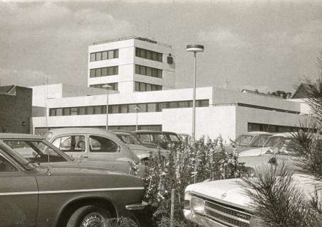 ARH Slg. Bartling 2675, Ansicht des Neubaus der Kreissparkasse, Blick von Südwesten über parkende Autos auf den Büroturm, Neustadt a. Rbge., um 1972