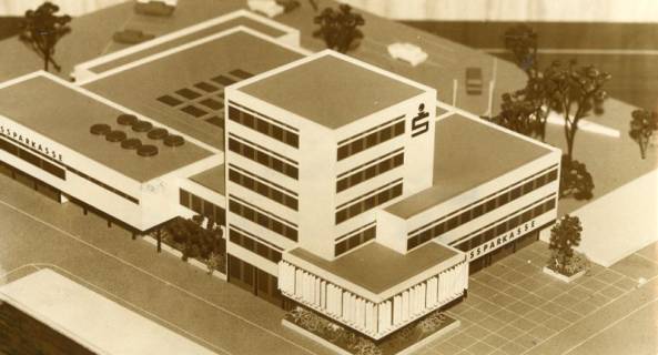ARH Slg. Bartling 2677, Architekturmodell des geplanten Neubaus der Kreissparkasse Neustadt, Schrägansicht von Nordosten, Neustadt a. Rbge., 1969