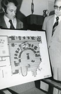 ARH Slg. Bartling 2678, Architekturmodell der Schalterhalle im geplanten Neubau der Kreissparkasse Neustadt, gehalten von zwei Männern, Neustadt a. Rbge., um 1970