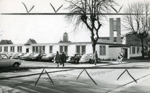 ARH Slg. Bartling 2681, Die vorübergehende Geschäftsstelle der Kreissparkasse, im Hintergrund die Türme der Feuerwehr, Neustadt a. Rbge., 1971