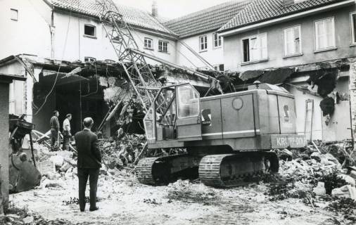 ARH Slg. Bartling 2683, Erfolgter Abriss des Altbaus der Kreissparkasse an der Marktstraße mit Hilfe eines Baggers und einer Abrissbirne, Neustadt a. Rbge., 1970