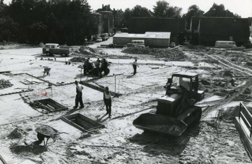 ARH Slg. Bartling 2688, Neubau der Kreissparkasse an der Marktstraße, Blick über den in Arbeit befindlichen Parkplatz mit Ketten-Frontlader nach Süden, Neustadt a. Rbge., 1972