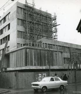 ARH Slg. Bartling 2696, Neubau der Kreissparkasse an der Marktstraße, Ansicht des im Bau befindlichen, teilweise eingerüsteten Turms von Norden, vor dem Bauzaun ein Opel Kadett PKW, Neustadt a. Rbge., 1972