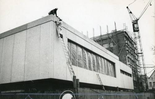 ARH Slg. Bartling 2697, Neubau der Kreissparkasse an der Marktstraße, Ansicht vom Entenfang samt dem im Bau befindlichen, eingerüsteten Turm von Südosten, rechts ein Baukran der Firma Rahlfs, Neustadt a. Rbge., 1972
