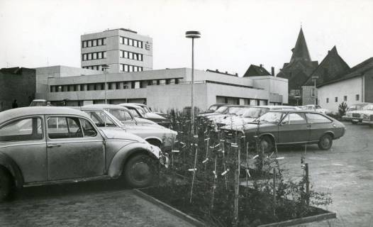 ARH Slg. Bartling 2704, Neubau der Kreissparkasse an der Marktstraße, Blick vom Parkplatz über abgestellte PKWs nach Norden auf den Gebäudekomplex samt Turm, Neustadt a. Rbge., 1972