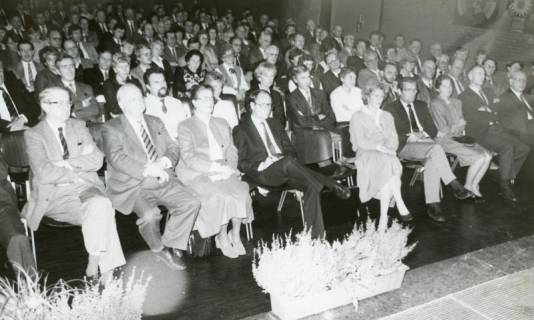 ARH Slg. Bartling 2712, Festveranstaltung im FZZ, Blick von der Bühne auf die zuhörenden Gäste im vollbesetzten Bürgersaal, Neustadt a. Rbge., um 1975
