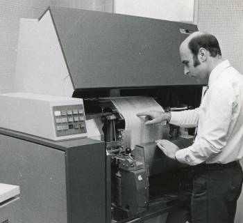 ARH Slg. Bartling 2716, Neubau der Kreissparkasse an der Marktstraße, Mitarbeiter bei der Kontrolle des Ausdrucks von EDV-Daten auf Endlospapier, Neustadt a. Rbge., 1973
