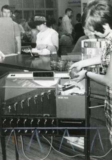 ARH Slg. Bartling 2730, Entleerung von Sparschweinchen in einer Hartgeld-Zählmaschine, Neustadt a. Rbge., 1970
