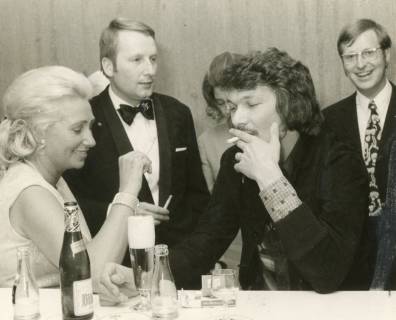 ARH Slg. Bartling 2737, Schauspieler Henning Venske (?) mit Frau Hergt, Herrn Kollmeyer (im Smoking) und Werbeleiter Rolf Hantelmann (r.) beim Bier in der Kreissparkasse, Neustadt a. Rbge., um 1973
