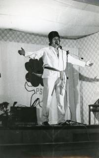 ARH Slg. Bartling 2738, Alleinunterhalter im Kosakendress auf der Bühne vor einem Mikrofon bei einer Veranstaltung im Rahmen des Prämiensparens (PS) in der Kreissparkasse, Neustadt a. Rbge., 1971