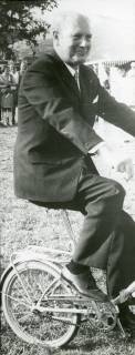 ARH Slg. Bartling 2745, Alexander Ryback, Sparkassendirektor, Porträtfoto, auf einem Klapprad sitzend, Neustadt a. Rbge., 1971