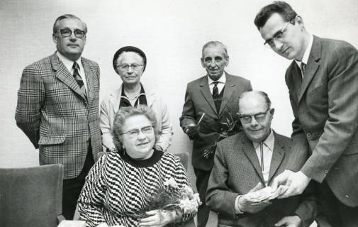 ARH Slg. Bartling 2758, Gratulation der Gewinner im Prämiensparen durch den Leiter der Sparkassenzweigstelle Havelse Günter Gidius (l.) und N. N., Gruppenfoto, Neustadt a. Rbge., 1971