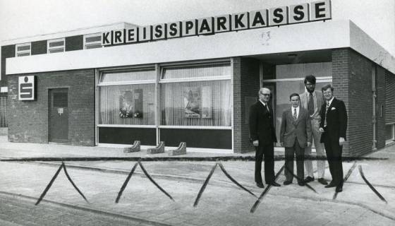 ARH Slg. Bartling 2766, Backstein-Fassade mit Eingang des Neubaus der Kreissparkassen-Zweigstelle, Otternhagen, 1972