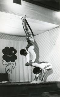 ARH Slg. Bartling 2775, Kreissparkasse Neustadt, Marktstraße, bunter Abend als Werbeaktion für das Prämiensparen (PS), zwei Handstands-Artisten auf der Bühne, Neustadt a. Rbge., 1971