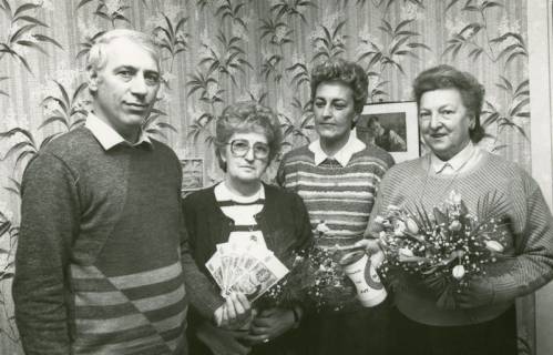 ARH Slg. Bartling 2795, Sparkassenangestellter L. J. Thielking überreicht drei Frauen (rechte Frau mit Sammelbüchse "Tiere in Not") Geldscheine und einen Blumenstrauß, Neustadt a. Rbge., um 1975