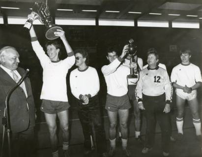 ARH Slg. Bartling 2807, Sportlicher Mannschaftswettbewerb in der Halle: Verleihung von zwei Pokalen durch Bürgermeister Henry Hahn, Neustadt a. Rbge., um 1980