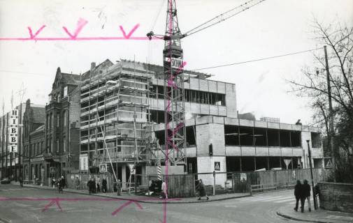 ARH Slg. Bartling 2811, Neubau der Volksbank Neustadt an der Ecke Marktstraße / Wunstorfer Straße (Marktstraße 23, früher Hotel Nülle), Fertigstellung des Rohbaus, Neustadt a. Rbge., 1971